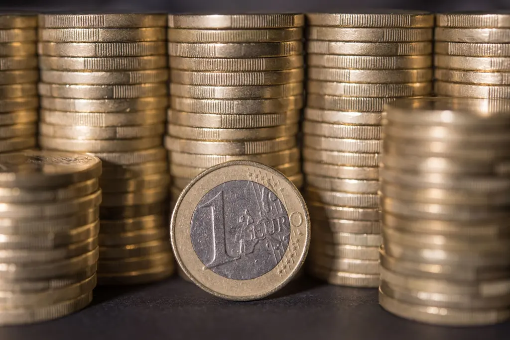 Pilhas de moedas de euro vistas de perto